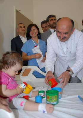 Bakan Müezzinoğlu: Yarın aciller dışında 15 dakika hasta bakımına ara vereceğiz