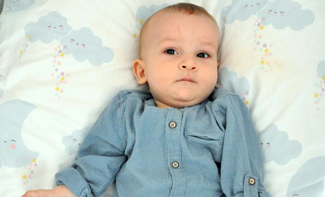 Minik Alpaslan ilik bekliyor
