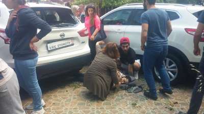 Kaldırımdaki yayaların arasına daldı