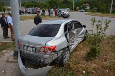 Karabük'te 2 otomobil çarpıştı: 5 yaralı