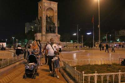 Taksim Meydanı araç ve yaya trafiğine açıldı