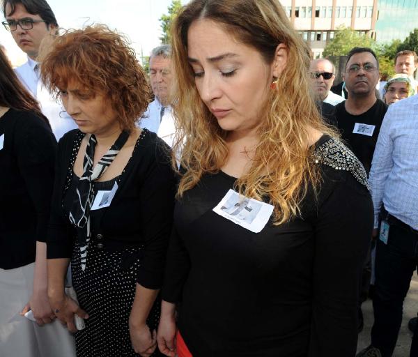 Hastane çalışanları doktora kurşunu protesto etti