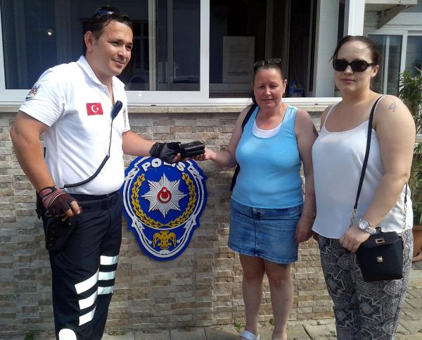 İngiliz turist dolmuşta bulduğu cüzdanı polise verdi