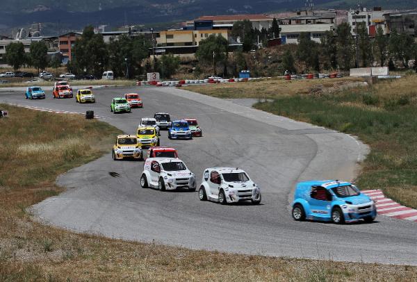 Oyuncu Ümit Erdim, yarışta takla atan otomobilden sağlam çıktı