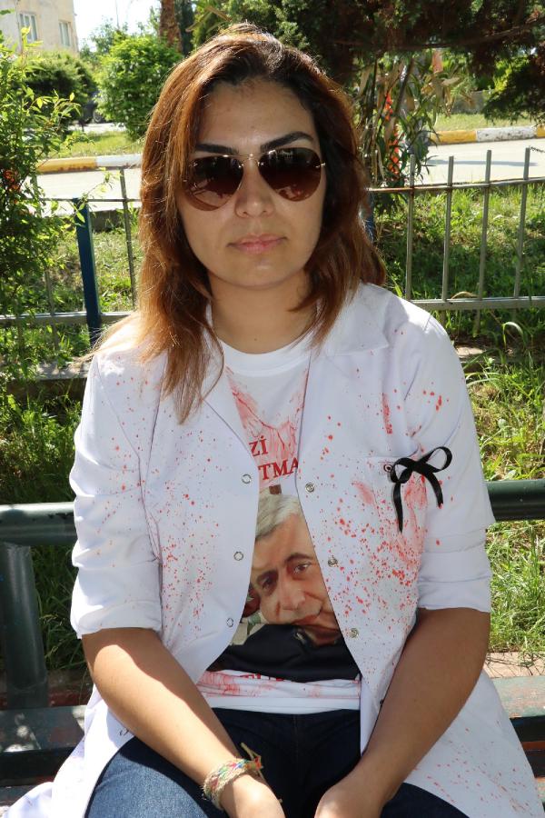 Öldürülen doktor için kanlı önlüklü protesto