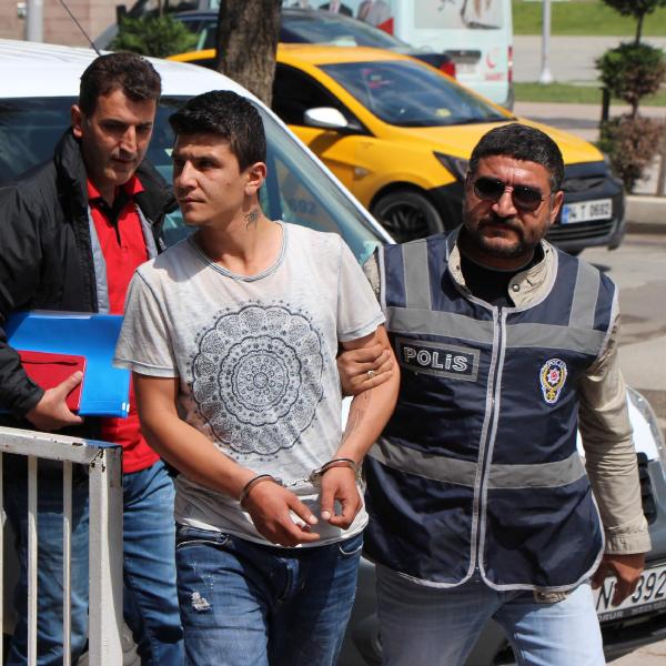Marketten aldığı içkinin parasını ödemedi, kasiyeri ölümle tehdit etti