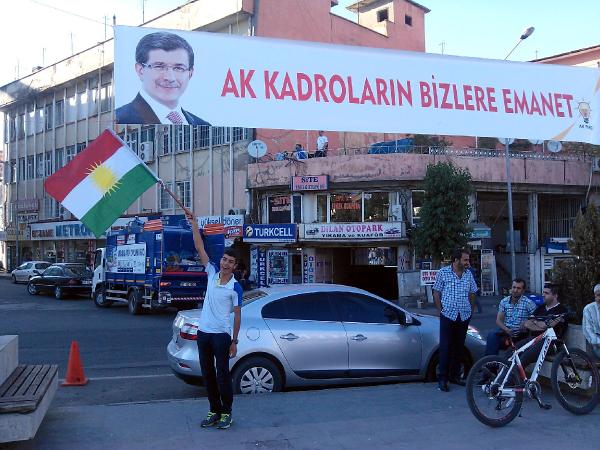 Diyarbakır'da Barzani'ye bayraklı destek