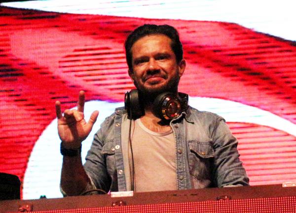 MHP adayından gençlere Ozan Doğulu konseri