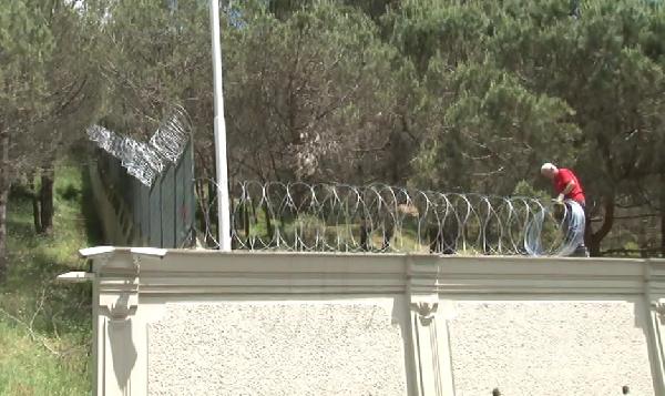 Tarabya Köşkü'nün çevresindeki duvarların üstüne dikenli tel örgü çekildi