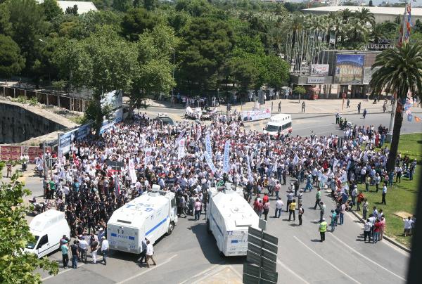 İzmir'de doktorlar, kırmızıya boyanmış beyaz önlük astı