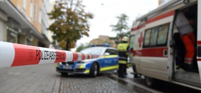 Almanya'da araç AVM'ye daldı: En az 9 yaralı