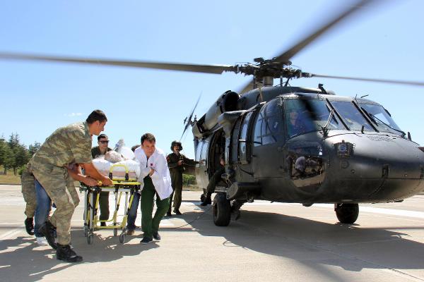 Kalp krizi geçiren hasta askeri helikopterle taşındı