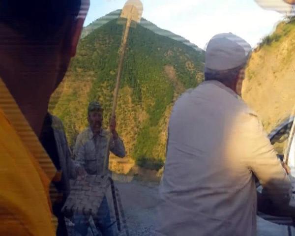 Siirt'te köy korucusunun kürekle saldırdığı HDP'li ağır yaralandı