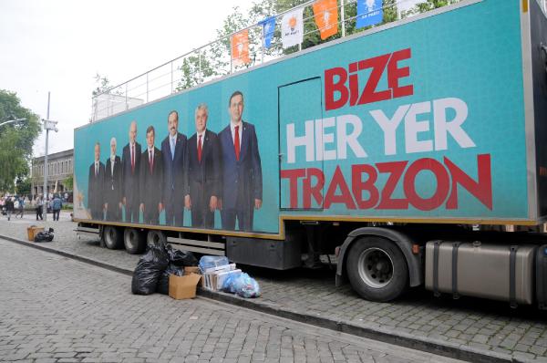 AK Parti seçim TIR’ına MOBESE direğinden elektrik