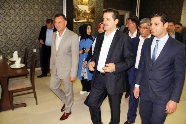 Bakan Çelik: Bir elde demokrasi, bir elde silahı Türkiye kaldırmaz