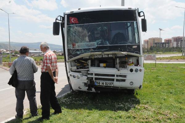 Sivas'ta halk otobüsü otomobile çarptı: 1 ölü, 6 yaralı