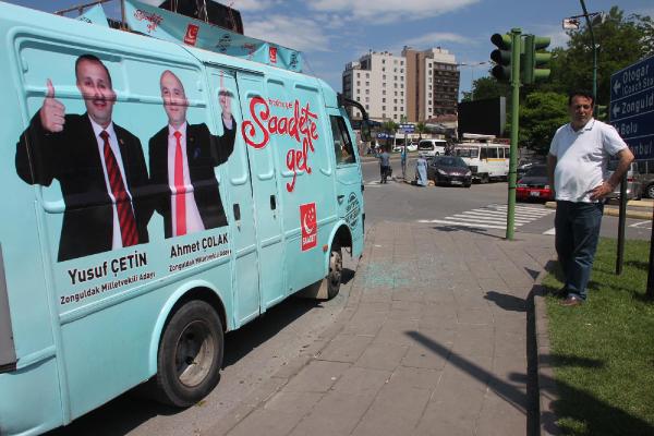 'Milli İttifak'ın seçim minibüsüne yumruklu saldırı