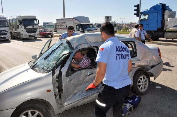 Kavşakta TIR çarptı: 1 yaralı