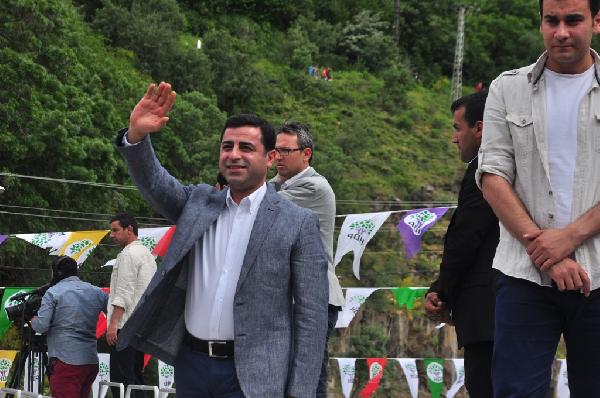 Demirtaş: İnançlarımızı yuhalatarak oy toplamaya çalışıyorlar