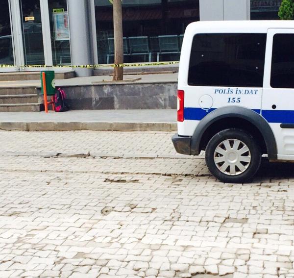 Kaldırıma bırakılan sırt çantası bomba paniği yaşattı