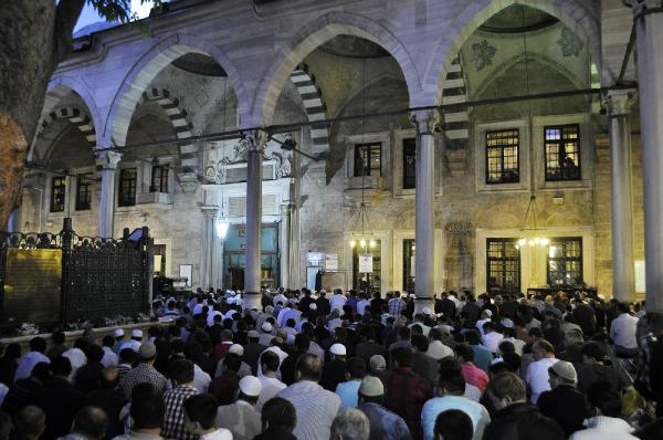 Berat Kandili nedeniyle vatandaşlar camilere akın etti