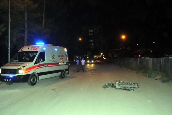 Devrilen motosikletin kasksız sürücüsü yaralandı