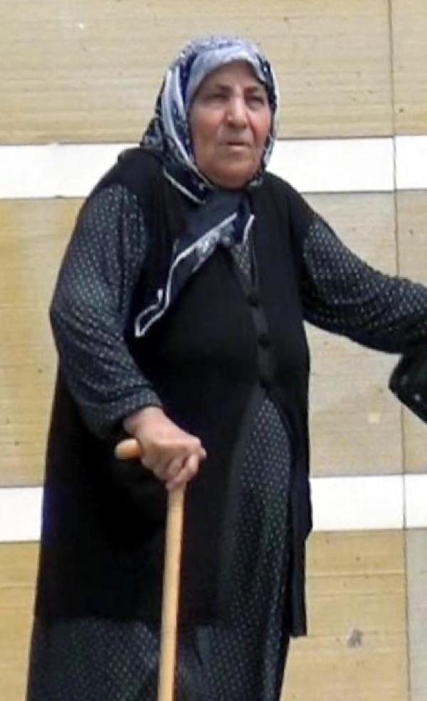 Küçük oğlunu öldüren büyük oğlunun üzerine bastonla yürüdü