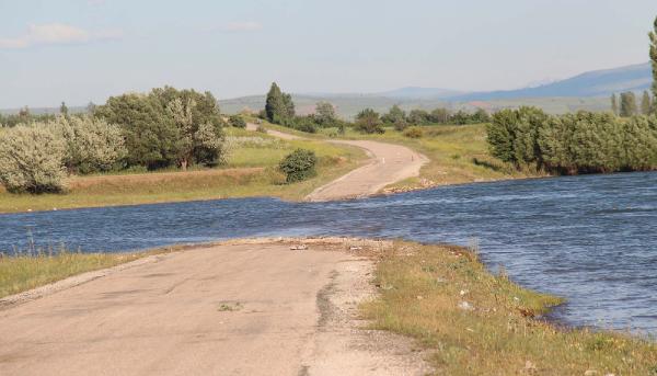 Barajda su yükselince yol ve sosyal tesisler su altında kaldı