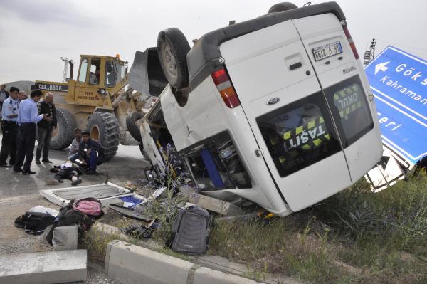 Öğrenci servis minibüsü ile otomobil çarpıştı: 16 yaralı