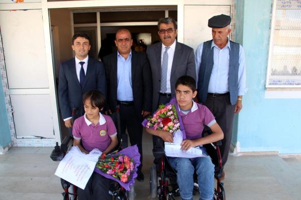 Silopi'de öğretmenlerden engelli 2 öğrenciye akülü tekerlekli sandalye