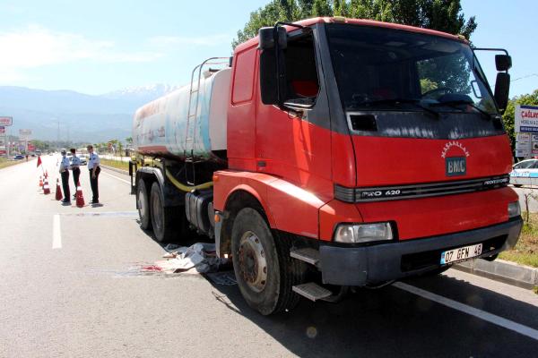 Dinlenmek için girdiği tankerin altında kalarak öldü