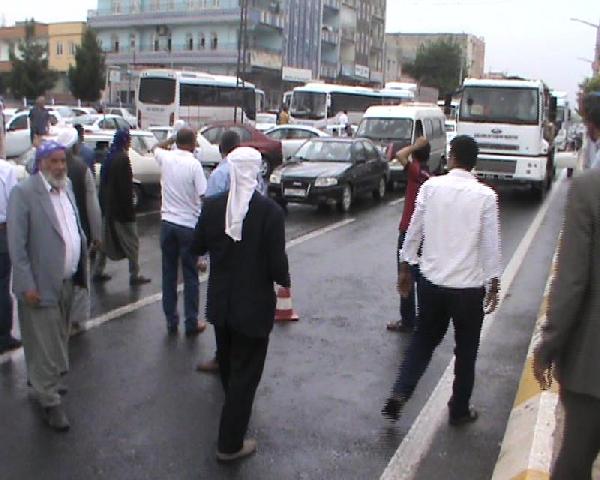 Bankadaki destekleme primi hesapları elektrik borcundan bloke edilen çiftçiler yol kapattı