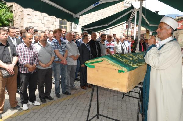 Mezuniyet törenine beklediği babasını toprağa verdi