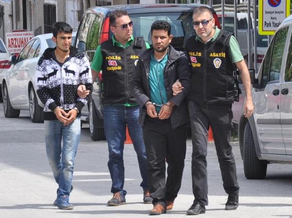 Yaşlı adamı dolandıran 2 şüpheli suçüstü yakalandı