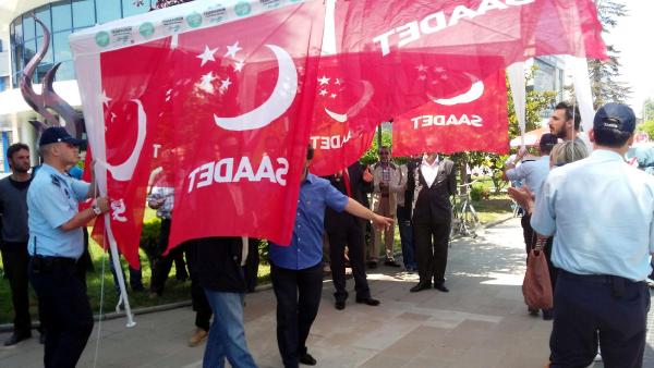 Zabıta, SP'nin meydandaki standını taşıdı