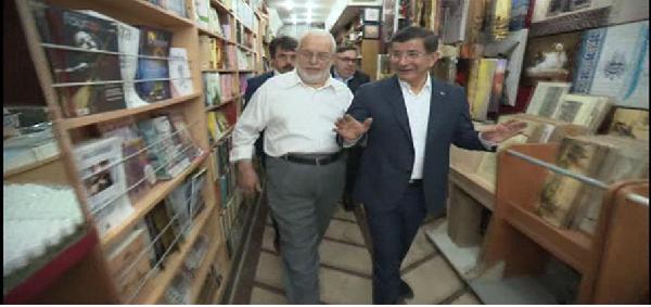 Başbakan Davutoğlu Kapalıçarşı, Nuruosmaniye ve Sahaflar Çarşısı'nı gezdi