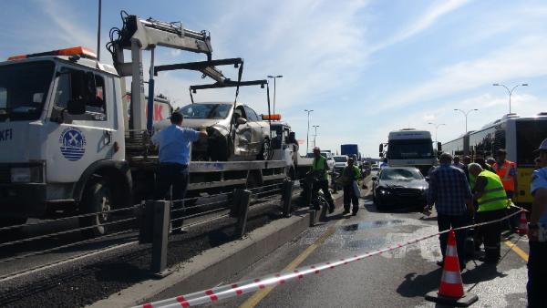 Kaza yapan iki otomobil metrobüs yoluna girdi