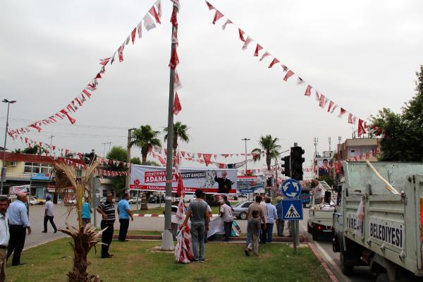 Adana'da bayrak gerginliği