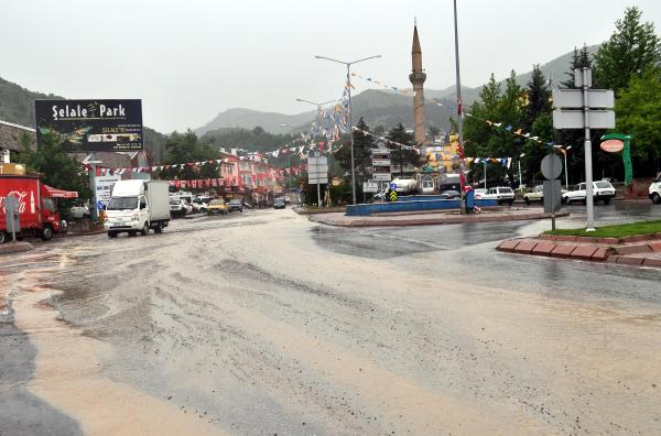 Kayseri’de sağanak yağış, hayatı olumsuz etkiledi