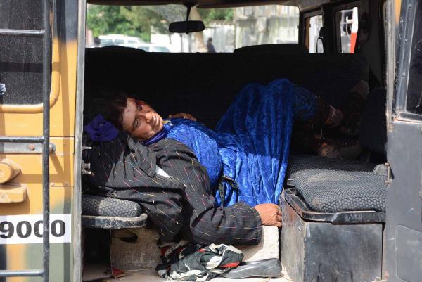 Askeri araç, Suriyeli kaçakların otomobiline çarptı: 1 ölü, 7 yaralı