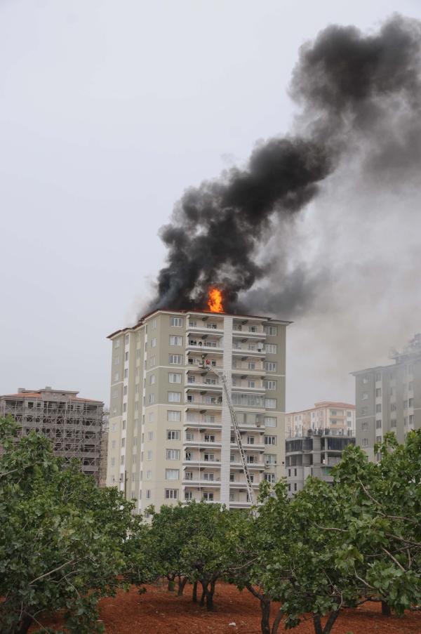 Gaziantep'te 11 katlı apartmanda yangın