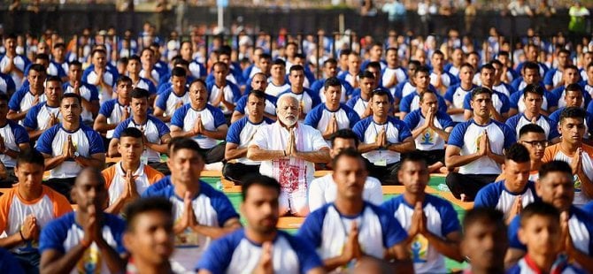 50 bin kişiyle yoga yaptı