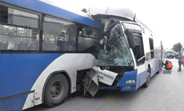 2 belediye otobüsü çarpıştı: 1 ölü, 16 yaralı