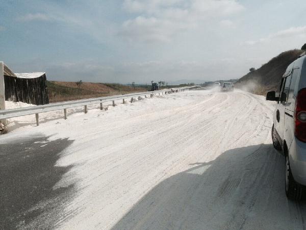 Un yüklü TIR devrildi, karayolu beyaza büründü