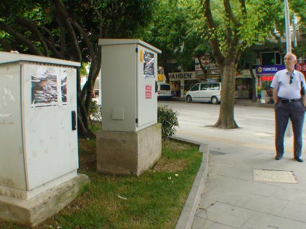 Adapazarı’nda asılan afişlerde vatandaş oy kullanmamaya çağrıldı