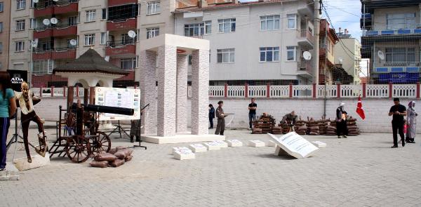 Okul bahçesine Çanakkale'yi kurdular