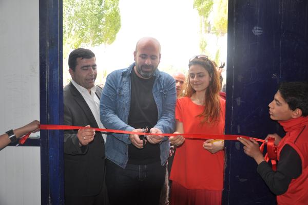 Protokol başka programa gidince açılışı gazeteciler yaptı