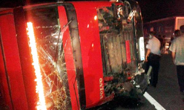 Karamürsel'de kaza yapan otobüsten 17 kaçak çıktı