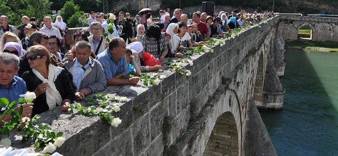 Bosna Savaşı'nda öldürülenler için 3 bin gül