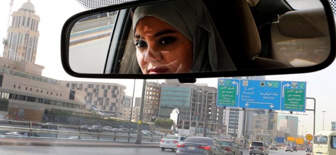 Kadınlar ilk kez trafiğe çıktı